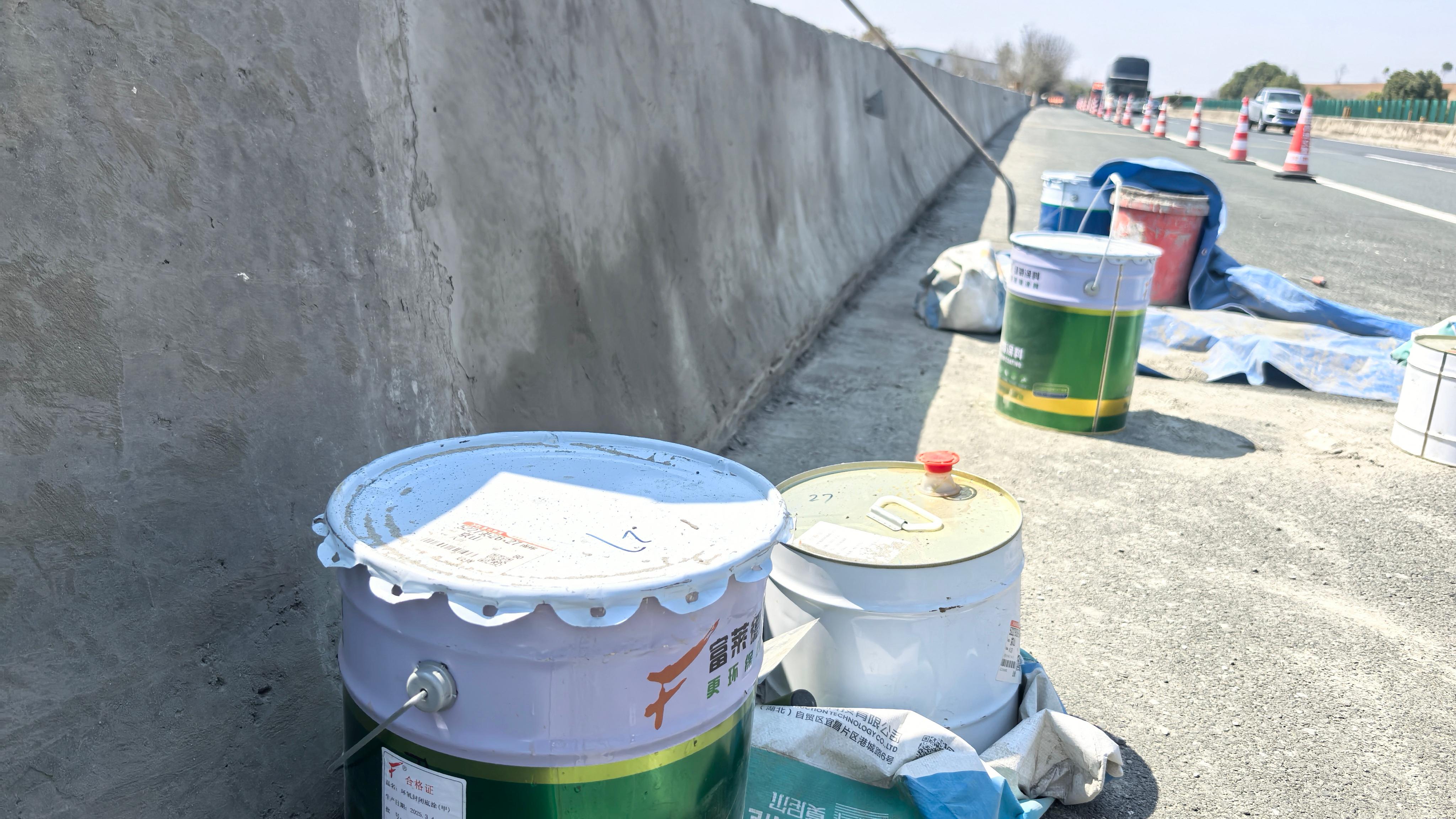 某高速護欄修復現(xiàn)場,富萊德涂料展現(xiàn)專業(yè)力量