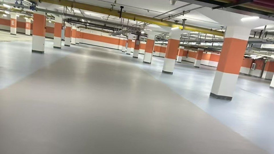 ?地下停車場地坪施工前后對比，環(huán)氧地坪漆效果一目了然