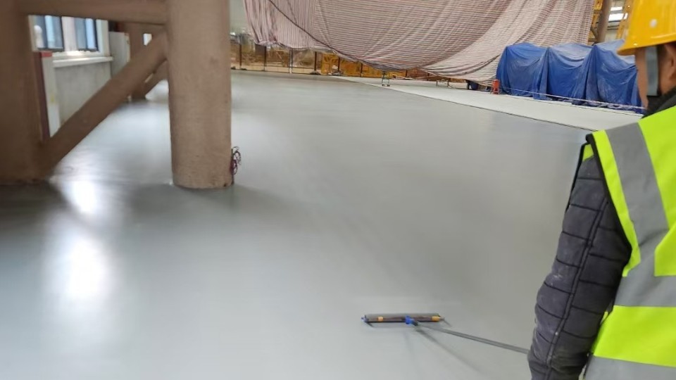 工業(yè)生產(chǎn)車間環(huán)氧自流平超耐磨亞光灰地坪漆的應(yīng)用