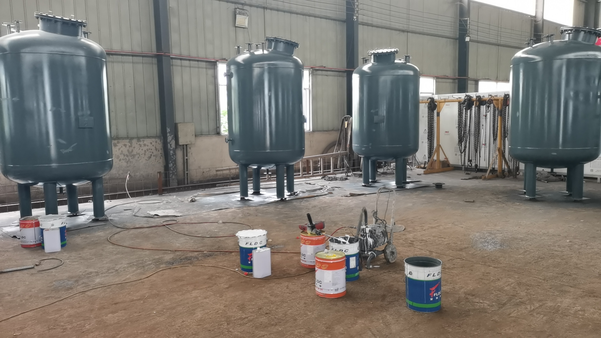 富萊德不銹鋼專用底漆和聚氨酯面漆在壓力儲(chǔ)罐不銹鋼改色防腐涂裝